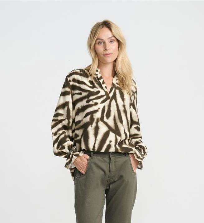 Rosengreen tilbyder super flot bluse fra Costamani til halv pris