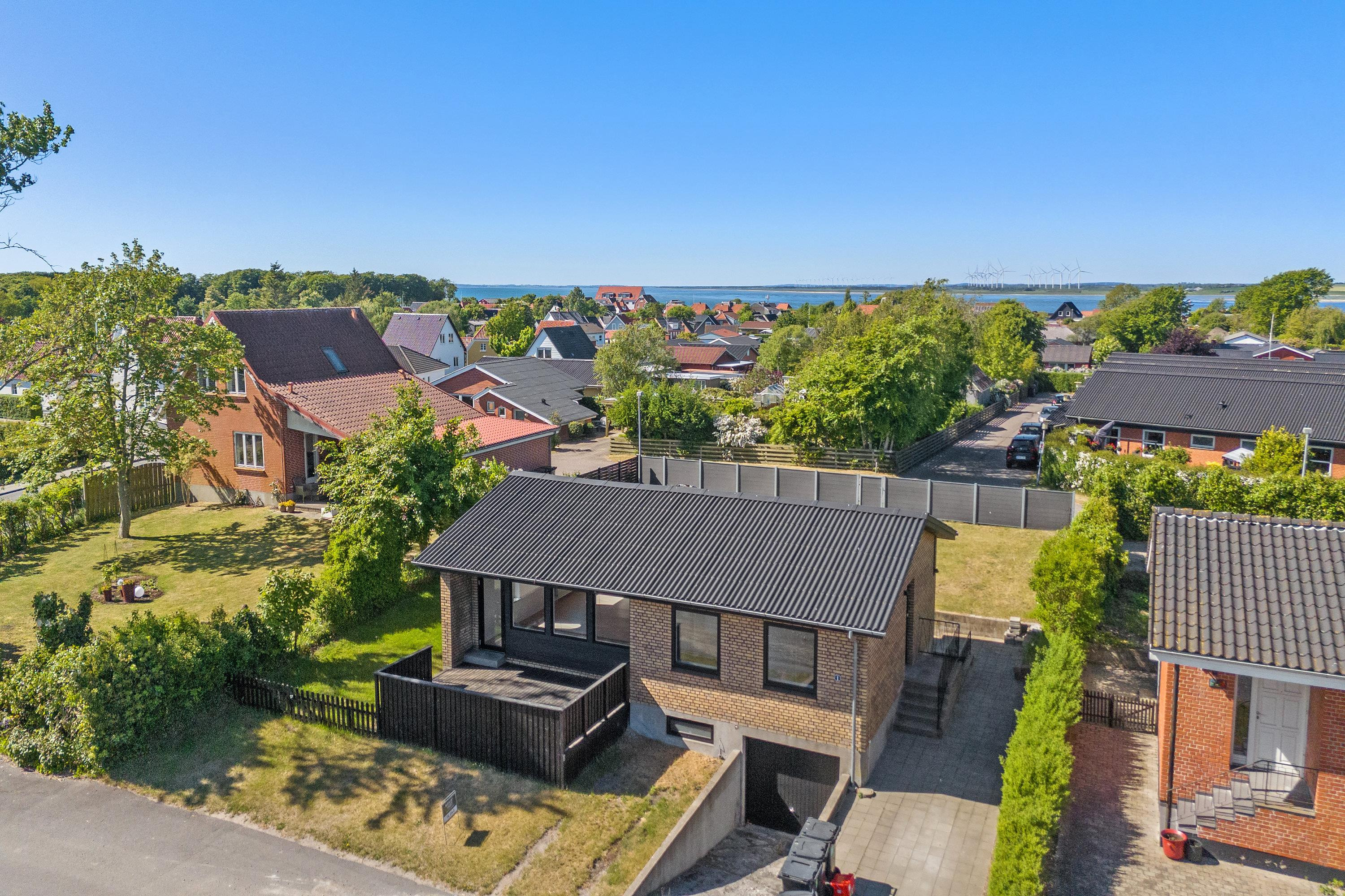 Velholdt villa i Løgstør med skøn terrasse, anvendelig kælder og attraktiv beliggenhed