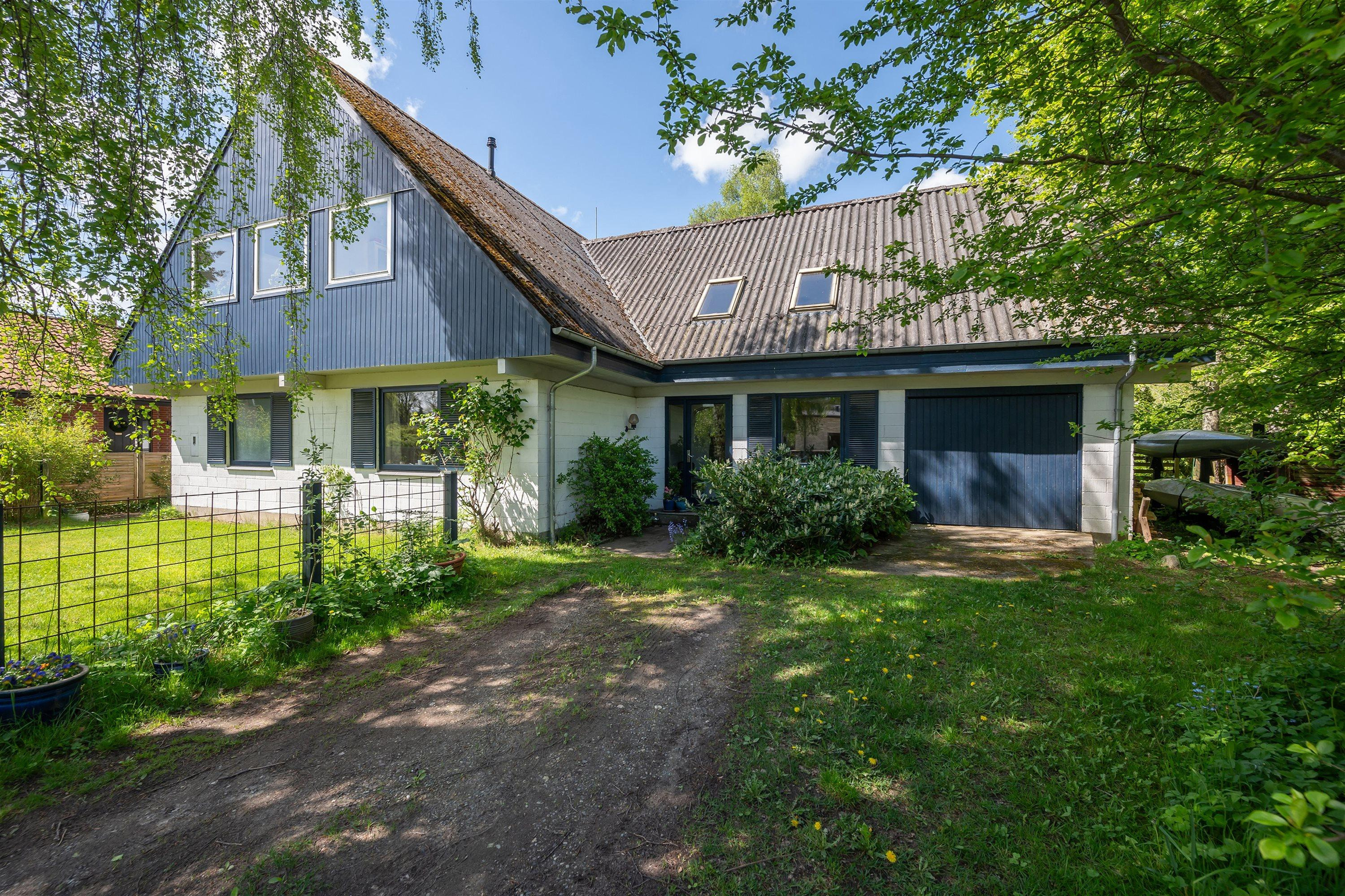 Charmerende og rummelig bolig med smukt anlagt have og naturskøn beliggenhed