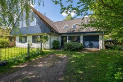 Charmerende og rummelig bolig med smukt anlagt have og naturskøn beliggenhed