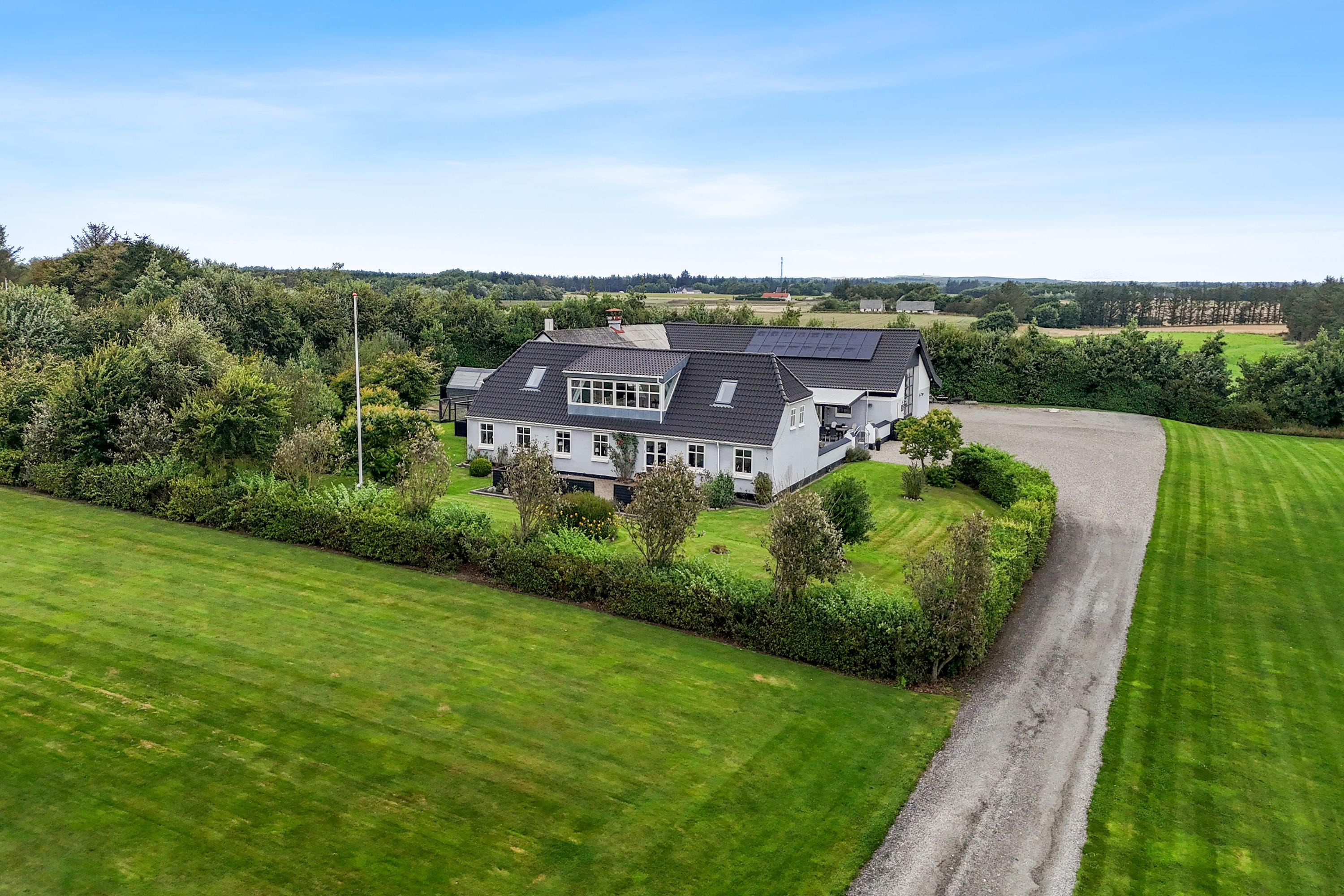 Idyllisk landejendom nær Løkken med stort værksted og have