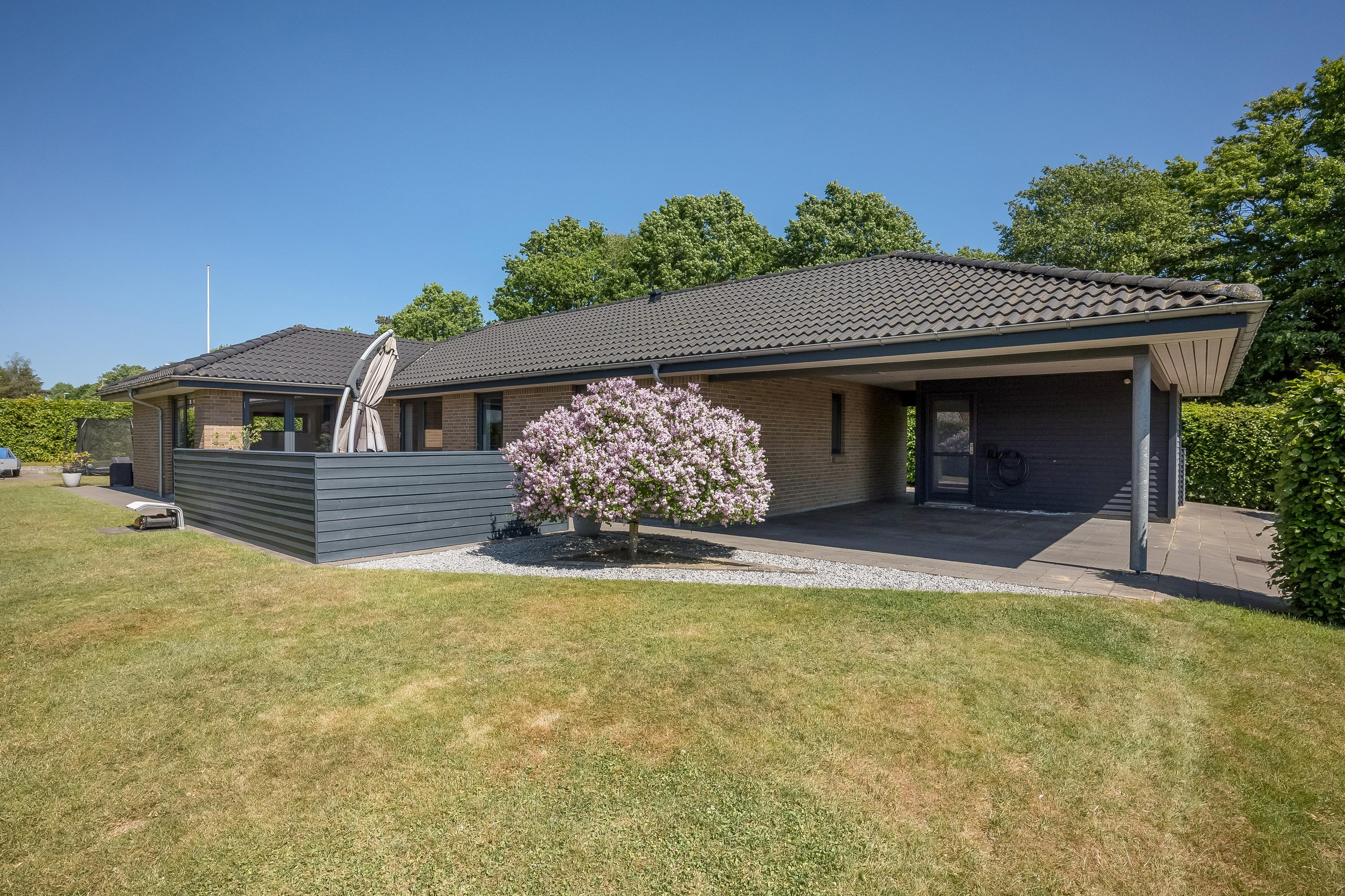 Moderne vinkelbygget villa i attraktivt kvarter - solrig terrasse og flot orangeri