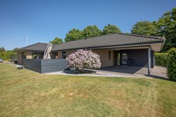 Moderne vinkelbygget villa i attraktivt kvarter - solrig terrasse og flot orangeri