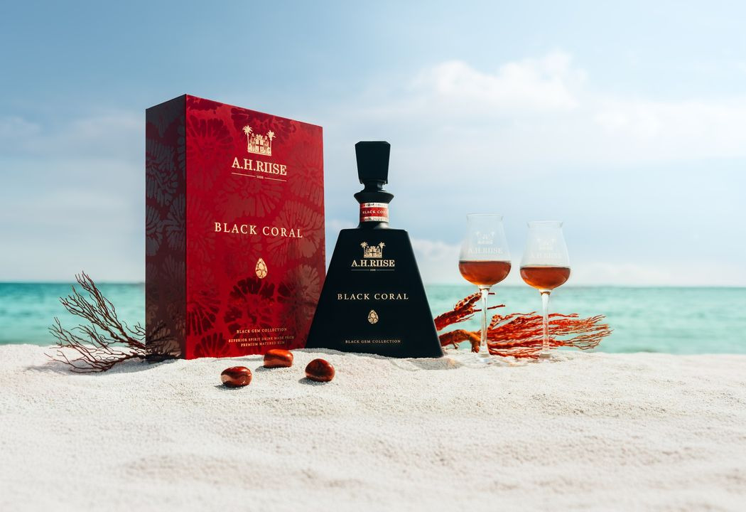 Romdeluxe tilbyder nu kun 4 flasker af den eksklusive A.H. Riise Black Coral