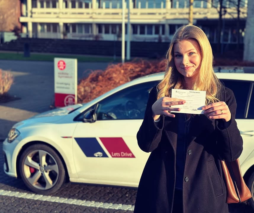 Lets Drive fejrer Albertes kørekortsucces med ros fra prøvesagkyndig