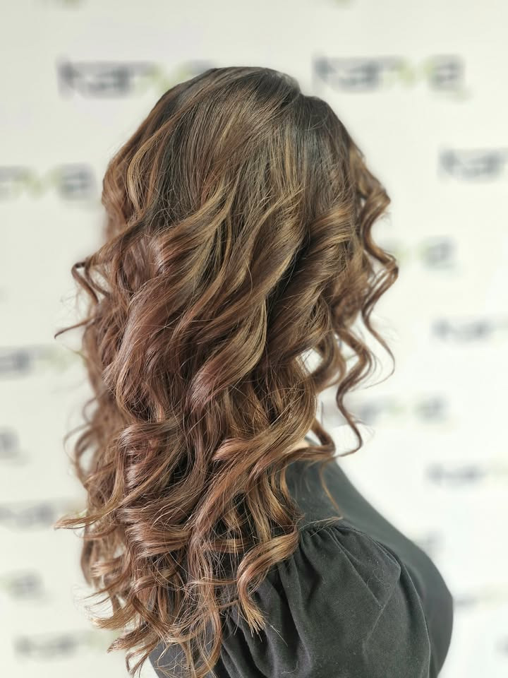 Mørk balayage med flot spil i håret hos KARMA Frisør & Skønhedsklinik lavet af Stine