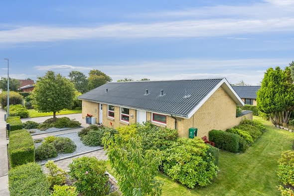 Nybolig Brønderslev & Vrå præsenterer bolig på Ørnevej 19 med 142 kvadratmeter i ét plan
