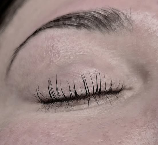 Bangs Beauty fremhæver fordelene ved lash lift og særligt tilbud på browlamination i april