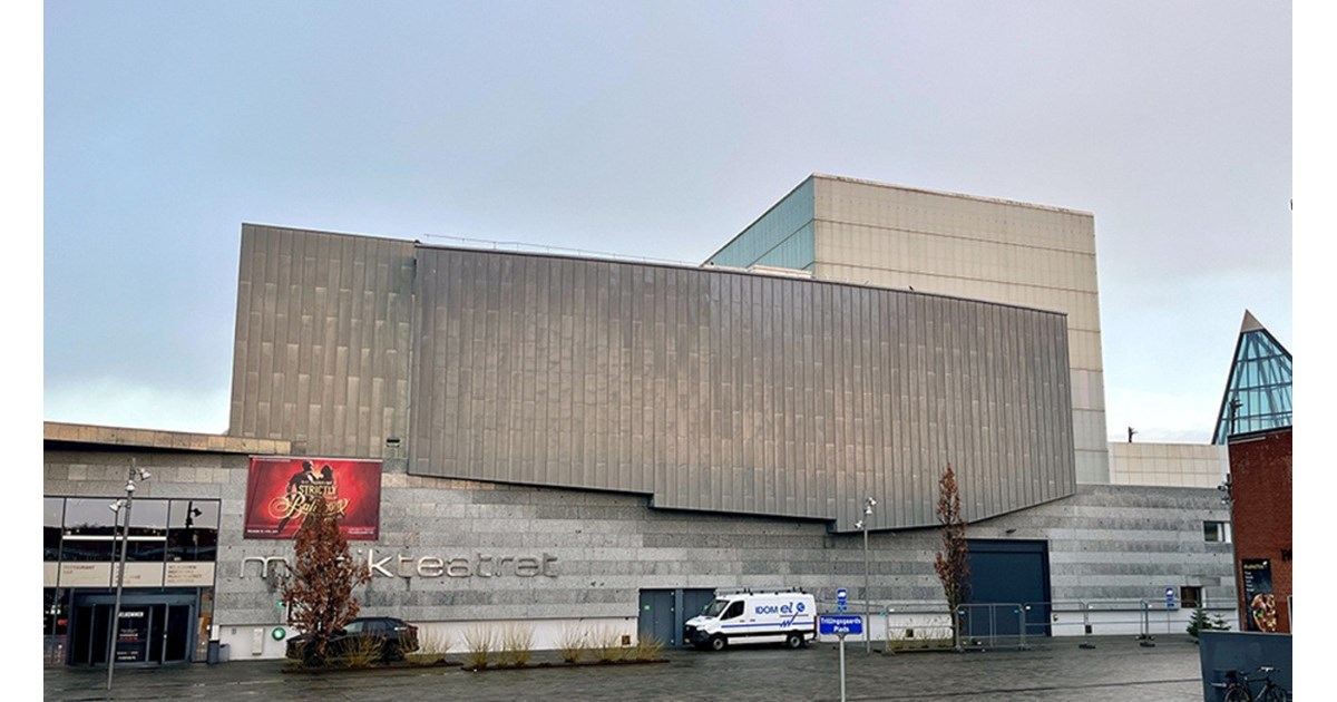 Afmontering af 660 glaspaneler på Musikteatret Holstebro for at sikre ...