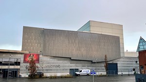 Afmontering af 660 glaspaneler på Musikteatret Holstebro for at sikre Den Røde Plads