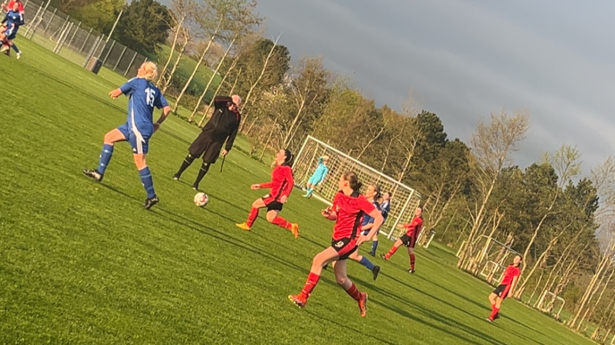 Lynge-Uggeløse IFs imponerende sejr med hattrick og stærkt forsvar mod Stenløse BK