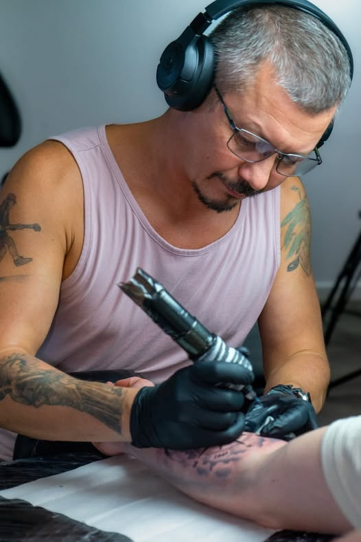 Oplev Kola fra Tattoo Studio 96 skabe unikke kunstværker i B/G realisme