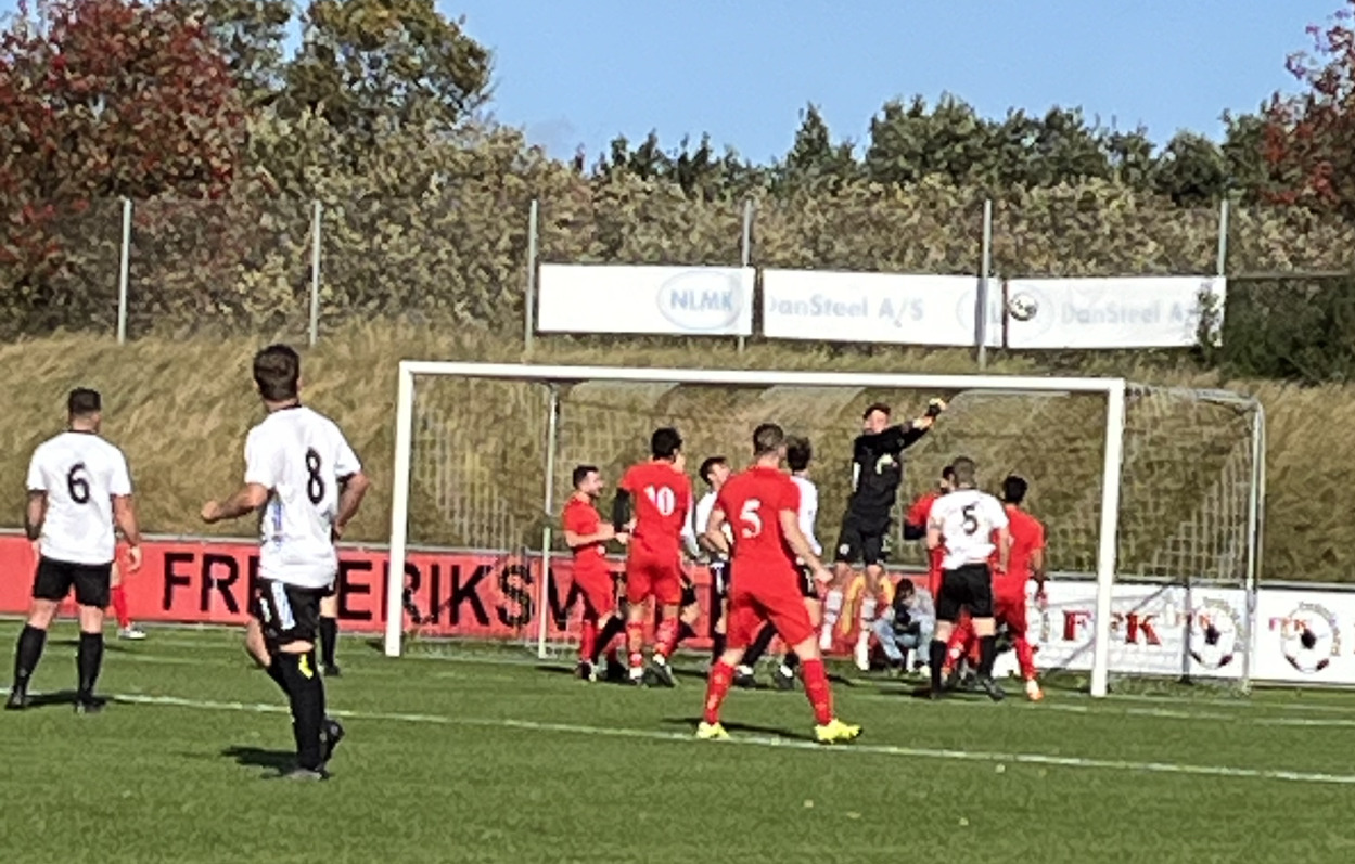Frederiksværk-herrerne imponerede og gav Liria FK en huskekage: "Fantastisk holdpræstation"