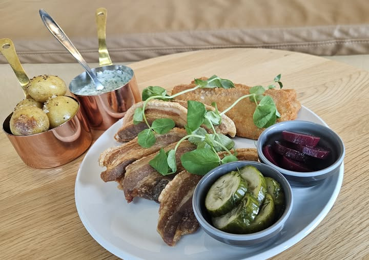 Teatercafeen tilbyder stadig stegt flæsk på det nye menukort