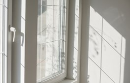 Ung mand anholdt på flugt: Sprang ud af vindue