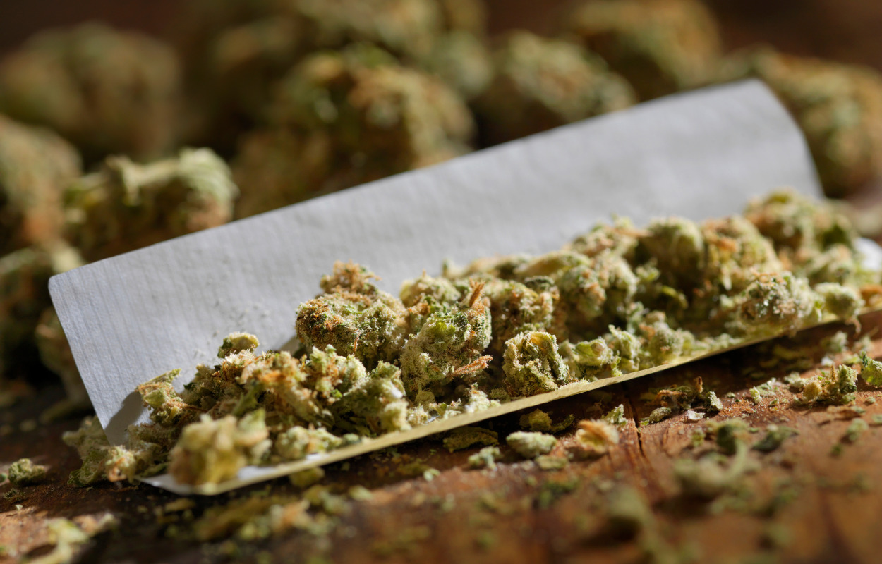 64-årig mand sigtet for narkobesiddelse og overtrædelse af våbenloven i Mørke