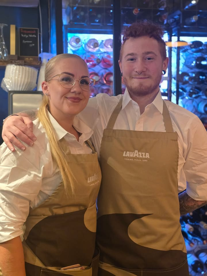 Café Tidslös introducerer nye uniformer og hylder vores loyale tjenere