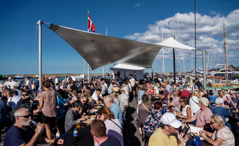 Oplev alsang på havnen i Strandby