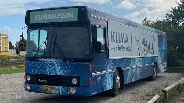Klimabussen besøger Grenaa bibliotek for at samle idéer til fremtidens klimaindsats