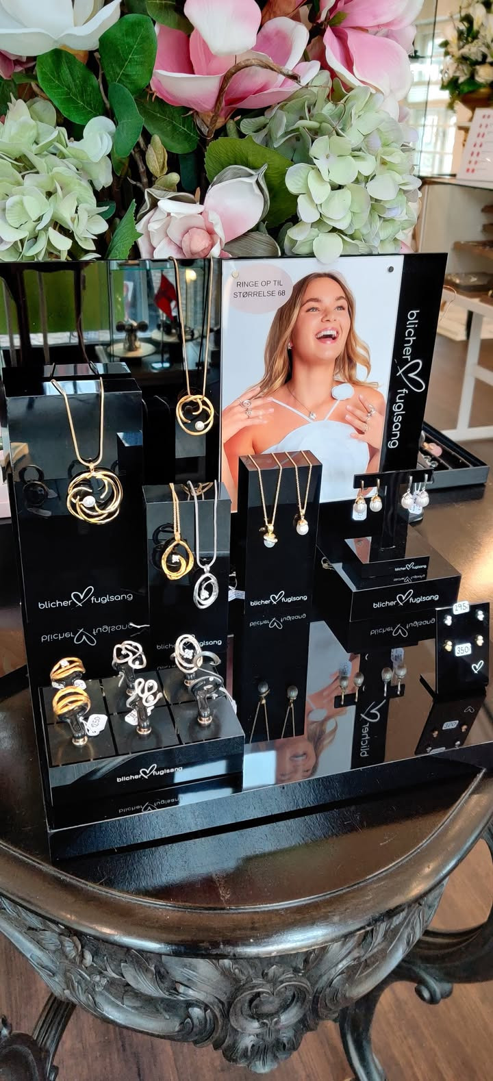 Smykkedesigner Helga Winther præsenterer smykkenyheder fra Blicher Fuglsang