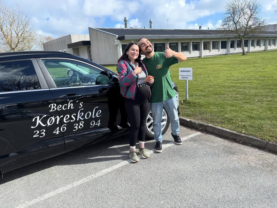 Bech's Køreskole fejrer, at Yasemin og Oguzhan bestod den praktiske prøve i dag