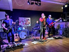 Udsolgt aften på Dolphin Hotel Herning med Den Røde Tråd og Dizzy Mizz Lizzy