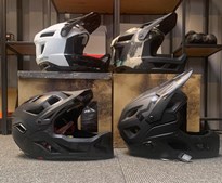 Birks Bike Shop ApS guider til sikker cykling i skoven med beskyttelsesudstyr