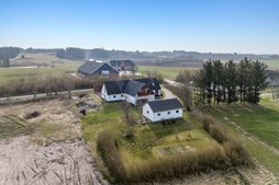 Mæglerhuset Asger Larsen sænker prisen på rummelig landejendom nær Fjerritslev