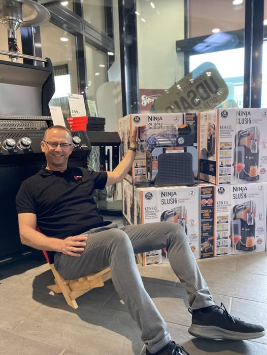 Skousen Holstebro har fået Ninja Slushi til 1.699 kr.