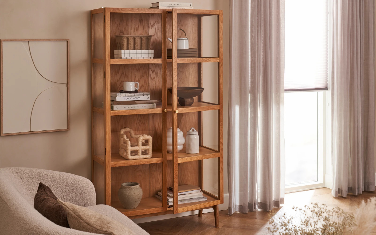 Stilfuldt vitrineskab fra Møblér Holstebro: Forma Vitrineskab med klassiske detaljer