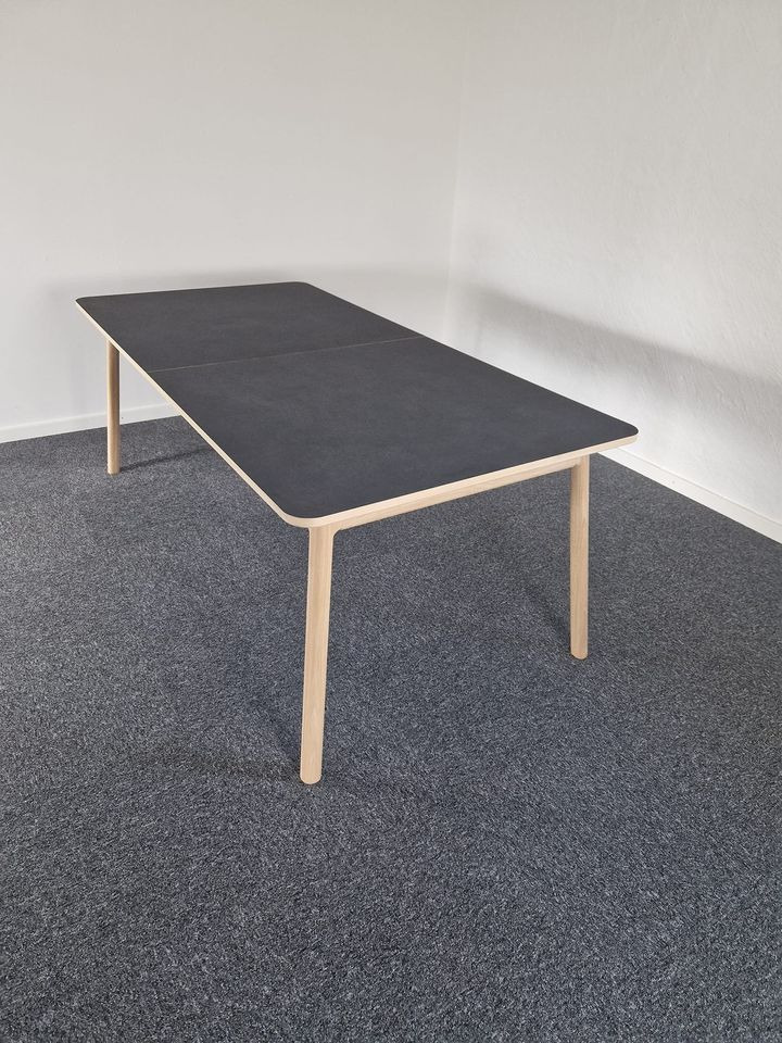 Hovelind Møbler præsenterer butterfly spisebord på tilbud