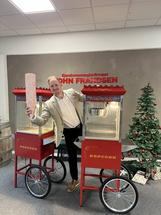 John Frandsen Ikast inviterer til juletræstænding med popcorn og hurtigere service