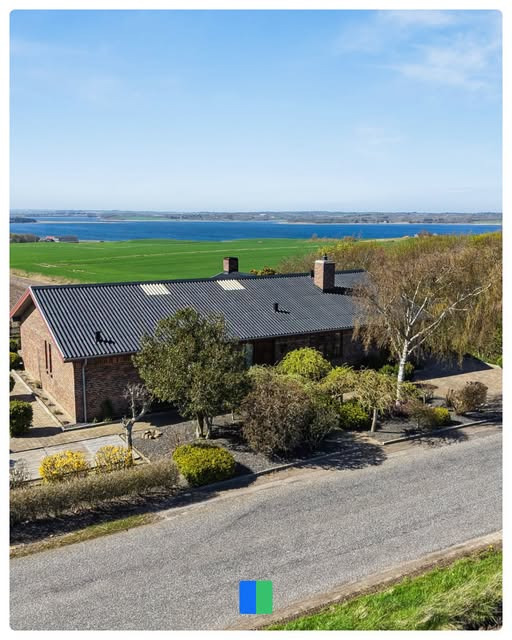 Nybolig Skive I/S præsenterer velholdt villa med panoramaudsigt over Limfjorden