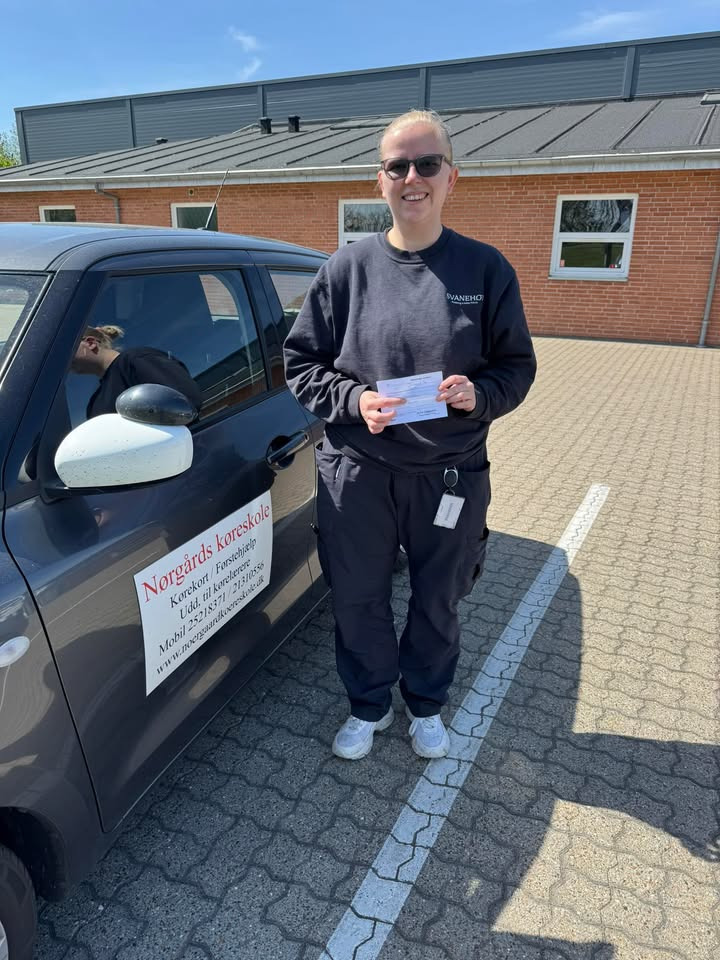 Nørgaards Køreskole lykønsker Helene Glundholt med kørekortet