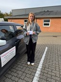 Mathilde Ulrik Poulsen består køreprøven hos Nørgaards Køreskole