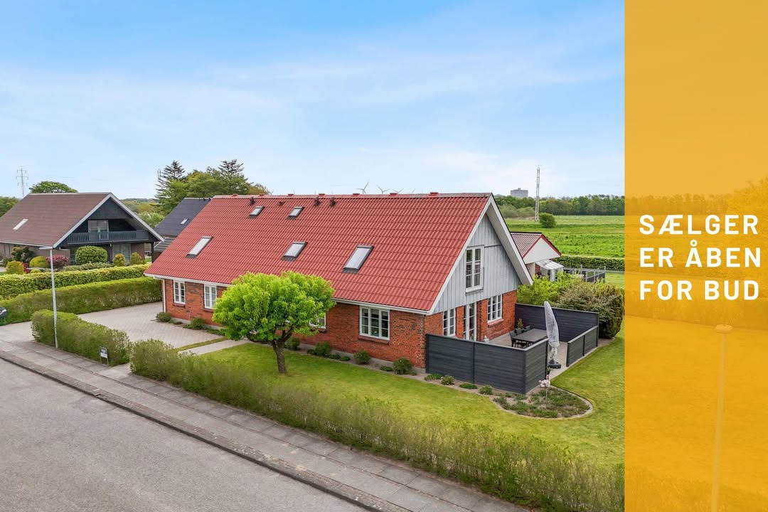 Mæglerhuset oplyser, at sælger er åben for bud på familievilla i Uggerhalne