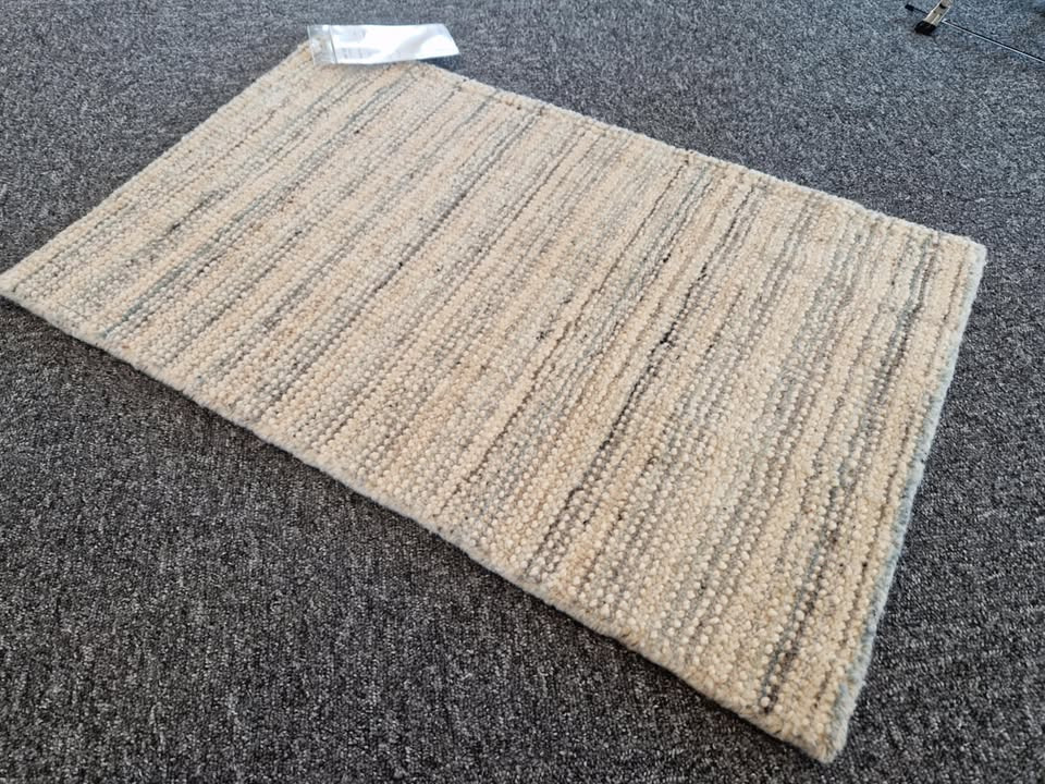Hovelind Møbler tilbyder håndvævede Molde tæpper i uld og bomuld