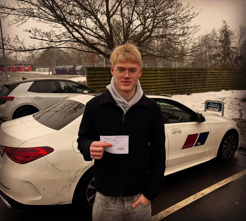 Lets Drive ønsker Gustav stort tillykke med kørekortet