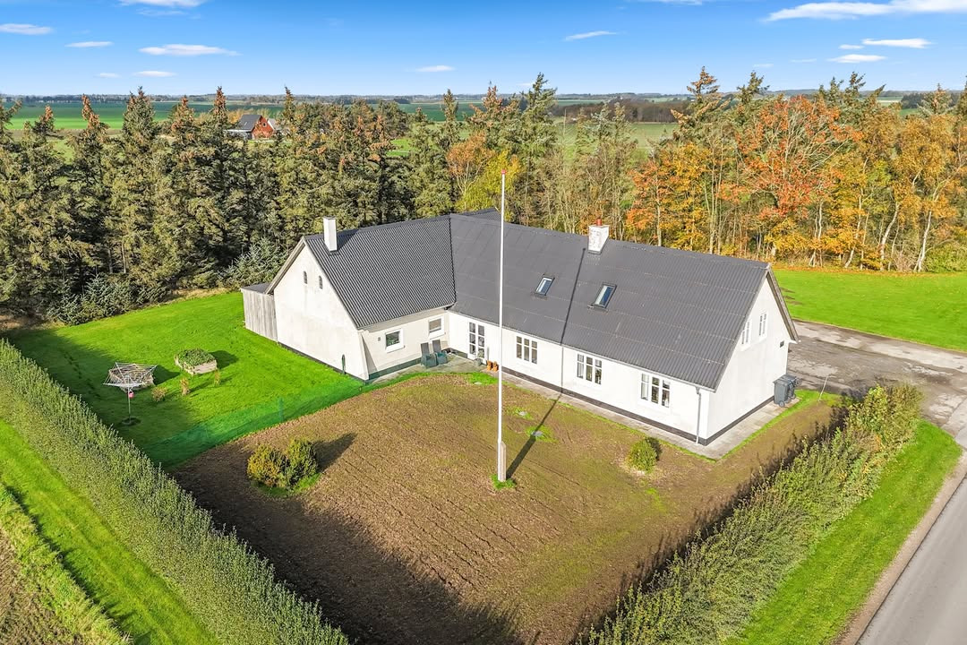 Mæglerhuset Brønderslev præsenterer villa med ny pris i rolige omgivelser