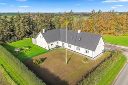 Mæglerhuset Brønderslev præsenterer villa med ny pris i rolige omgivelser