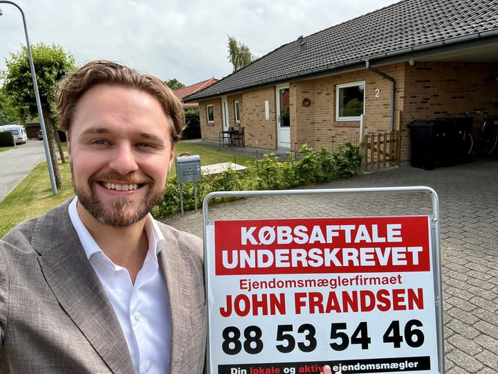 John Frandsen Herning underskriver købsaftale på Rosenholmvej i Tjørring