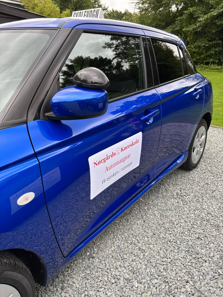 Nørgaards Køreskole fejrer endnu en elev med kørekort i Moseby