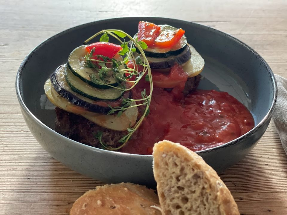 Italiensk hakkebøf med grønt, salat og kartofler til kr. 70 hos Helles Køkken ApS