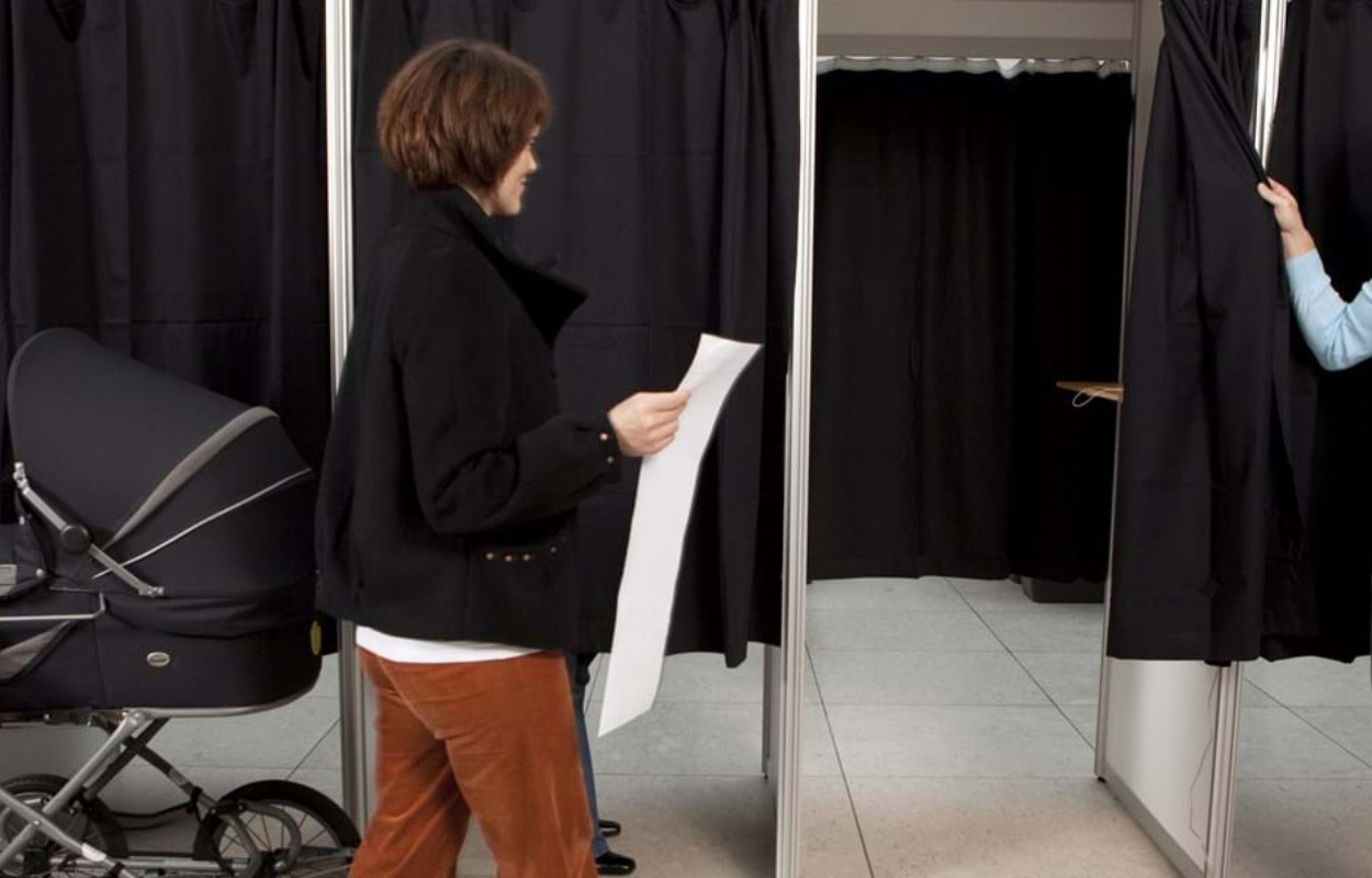 Valgstederne åbner klokken 08.00