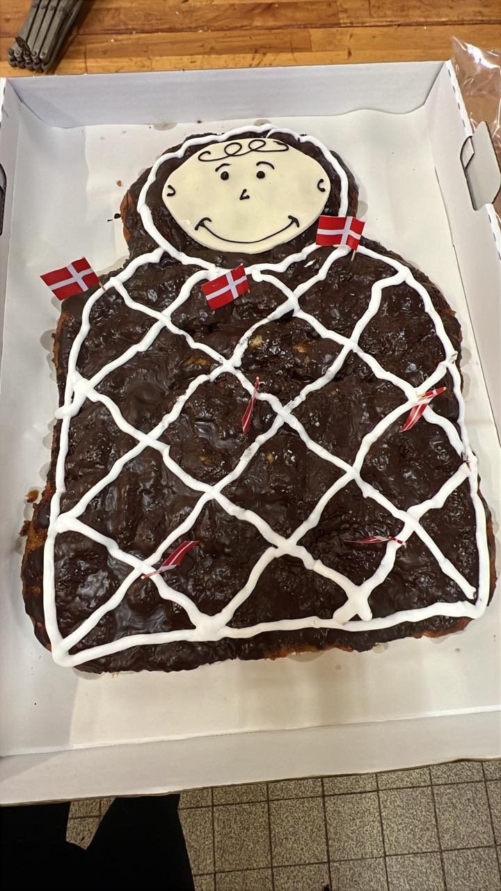 Aaby-bageren sætter kagemand på auktion med startpris på 100 kr – byd nu!