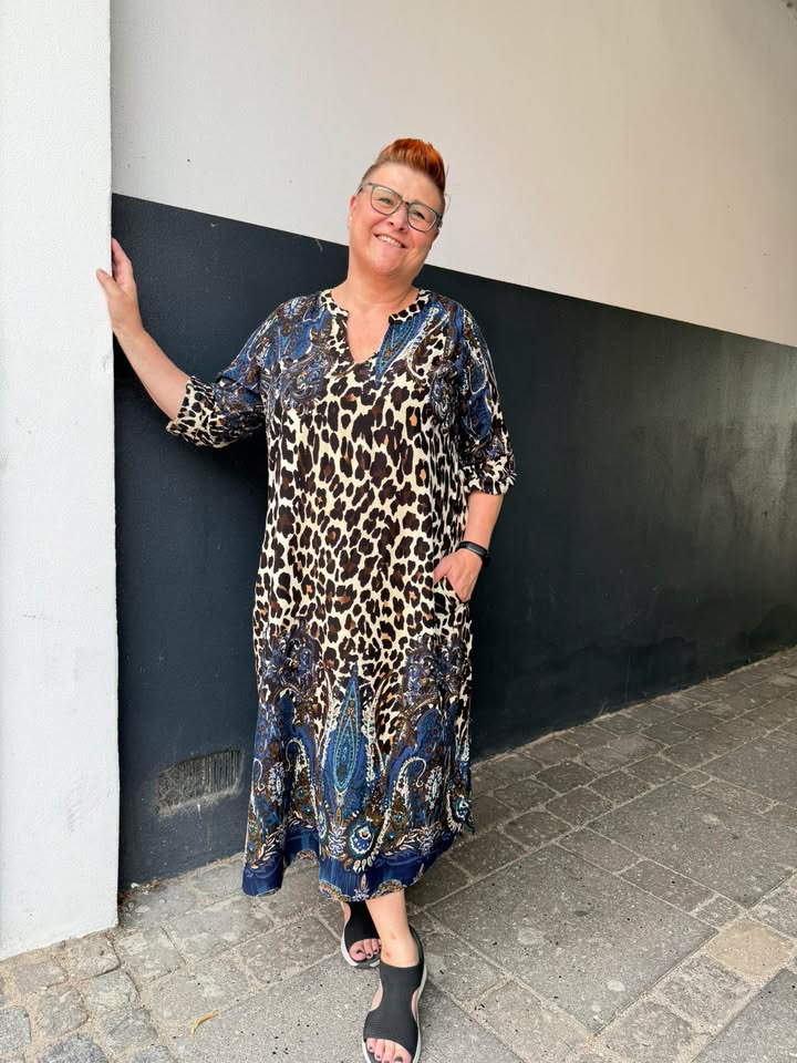 Kun tilgængelig i Only Curves: Lækre leopardkjoler i blå viskose