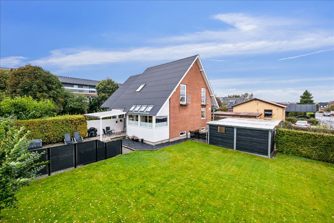 Ind­flyt­nings­klart dobbelthus med stil, komfort og central beliggenhed