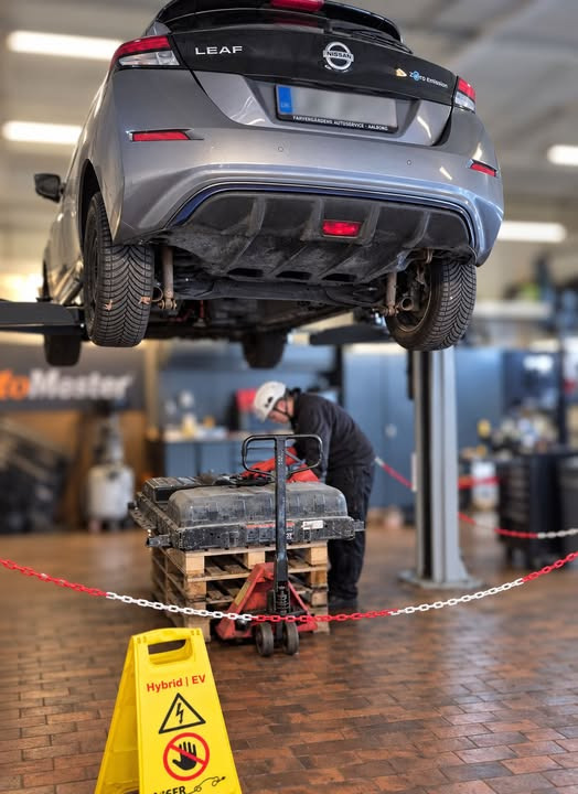 Farvergårdens Autoservice fejlsøger elbiler på værkstedet