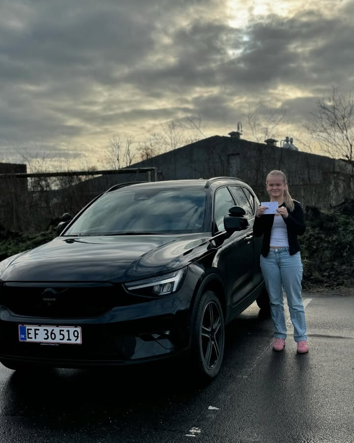 Sara Jensen fra Din og Min Køreskole har bestået køreprøven