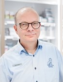 Claus har ansat en robot og rykket Vejle Løve Apotek i nye lokaler